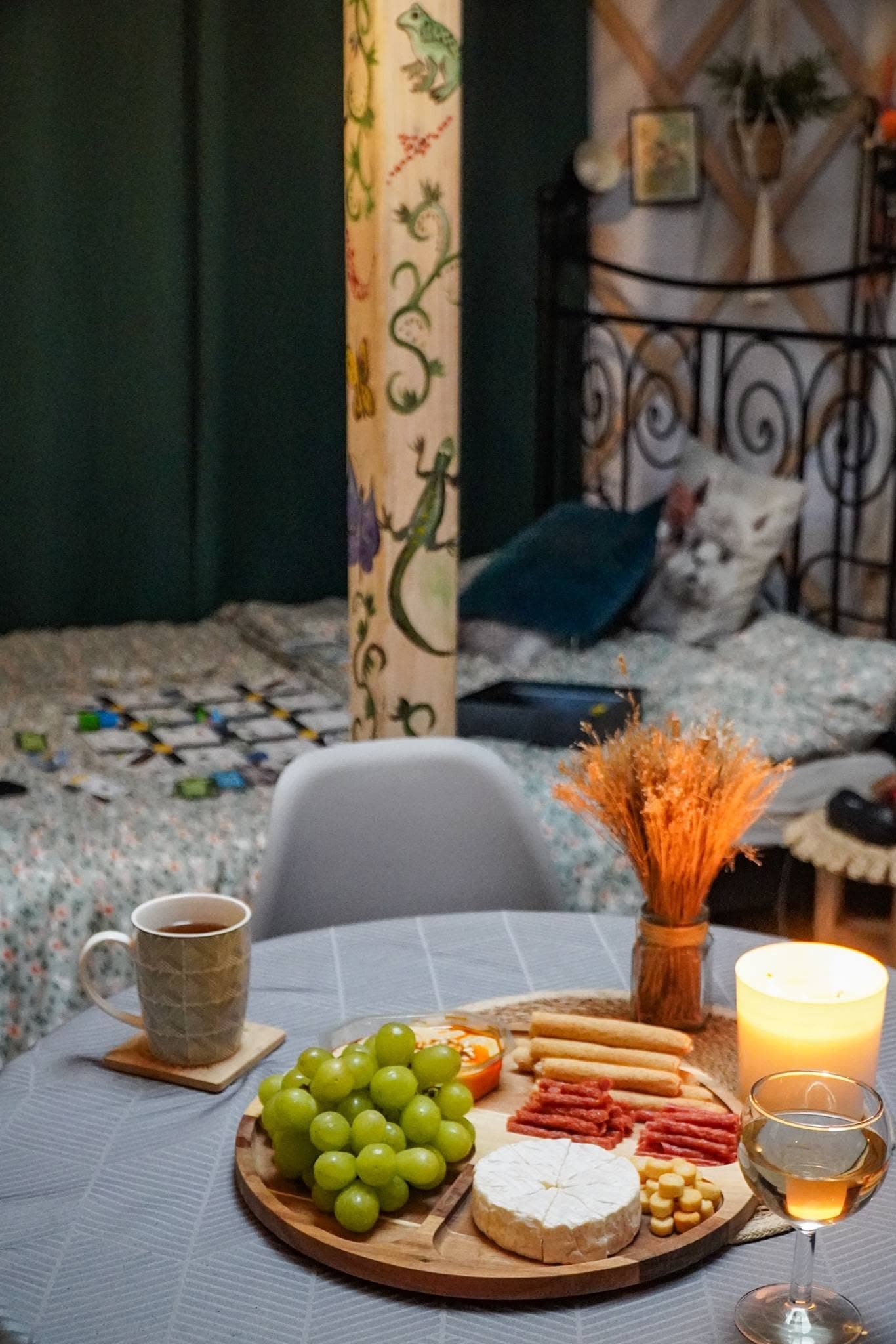 Kolacja podana wieczorem w jurcie przy świetle lampek
