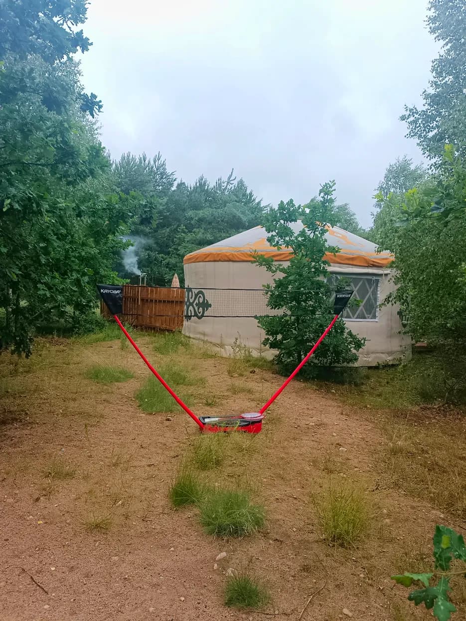 Ogródek przy jurcie z siatką do badmintona, las dookoła
